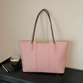 Sac fourre-tout en cuir grainé rose avec anses marron dans un décor de bureau épuré - Sans Pendentif / Rose