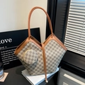 Borsa tote a scacchi con finiture in pelle marrone e piccolo portamonete coordinato - Bianco