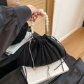 Schwarze Falten-Beuteltasche aus Samt mit großen Perlen Griff und Silberkette - Schwarz