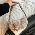 Sac bandoulière en peluche beige clair avec anse tressée et perles en bois chic - Sans Pendentif / Gris