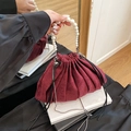Elegante weinrote Plissee-Tasche mit Perlengriff und Metallkettenriemen - Burgunderrot