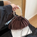 Braune Beuteltasche aus Wildleder mit Perlengriff und silberner Kette - Braun
