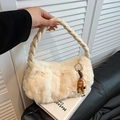 Sac à main peluche blanc crème avec anse tressée et breloques de perles colorées - Avec Pendentif / Blanc