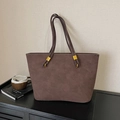 Grand sac cabas en daim marron foncé avec détails dorés élégants et bandoulières fines - Sans Pendentif / Marron