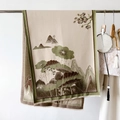 Detail eines Lotus-Musterschals mit eleganter Tuschemalerei und grünem Rand - 186x66cm / Chinesisches Lotusgrün (GSJ-359)