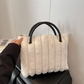 Borsa tote in peluche bianca con strisce verticali e manici in pelle intrecciata - Bianco Sporco (Senza Ciondolo)