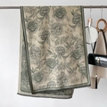 Dettaglio del motivo jacquard a peonia e bordo a frange su uno scialle verde scuro - Verde