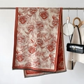 Dettaglio dello scialle in cashmere crema con motivi floreali di peonia e nappe - Arancione