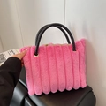 Borsa tote in ecopelliccia rosa a righe verticali con manici tondi neri intrecciati - Rosa (Senza Ciondolo)