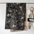 Detailaufnahme von Ahornblatt-Jacquard auf dickem dunkelgrauem und beige Winterschal - Schwarz