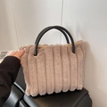 Borsa tote in peluche kaki a righe con eleganti manici neri in pelle intrecciata - Caffè (Senza Ciondolo)