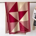 Klassischer roter Karoschal mit modernen geometrischen Strickmustern und feinen Fransen - Rot
