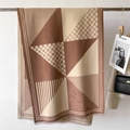 Detail von geometrischem Muster und Fransen am beige-braun karierten Schal-Tuch - Khaki
