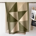 Detail eines oliv-beigen Schals mit geometrischem Muster und feinen Fransen für Damen - Grün
