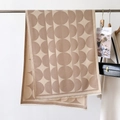 Detail eines geometrischen Strickschals mit beigen Kreisen und Fransen am Ständer - 66*186cm / Khaki (GSJ-384-Khaki)