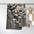 Dettaglio scialle effetto cashmere a quadri con stampa di peonia e frange sottili - Nero
