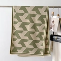 Dettaglio della sciarpa in maglia verde e bianca con motivi geometrici e frange - 66*186cm / Verde