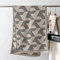 Sciarpa in maglia geometrica grigia e beige con frange presentata con accessori moda - 66*186cm / Grigio