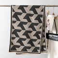Dettaglio della morbida sciarpa in maglia con strisce geometriche e bordi con frange - 66*186cm / Nero