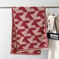Dettaglio della sciarpa in maglia a motivi geometrici bianco e rosso con frange - 66*186cm / Rosso