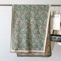 Detailansicht des Paisley-Jacquard-Schals mit Fransen und doppelseitigem Design - Aquagrün