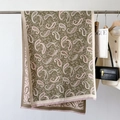 Detailansicht des Paisley-Jacquard-Schals mit olivgrünem Muster und Fransen - Grün