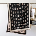 Dettaglio della sciarpa in cashmere double-face con motivi di cavalli e frange - Nero