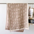 Details des wendbaren Schals mit Pferdemuster aus beigem Kaschmir-Mix mit Fransen - Khaki