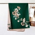 Dettaglio di sciarpa verde scuro con ricamo floreale, frange morbide e trama in cashmere - 66*186cm / Verde Scuro