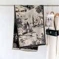Winterlicher Kaschmirschal im Toile-de-Jouy-Stil in Schwarz-Weiß mit Fransenabschluss - Beige-Schwarz