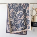 Detail eines Paisley-Wintershals mit rosa Fransen und blauer Jacquard-Struktur - Blau (GSJ-329-Blau)