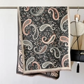 Detailansicht des Paisley-Musters auf warmem Winterschal mit kurzen Fransen für Damen - Grau (GSJ-329-Grau)