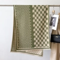 Dettaglio della sciarpa in maglia geometrica verde e beige con frange e trama morbida - 66*186cm / Verde