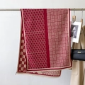Elegante sciarpa jacquard geometrica rossa e beige con frange su un cappotto classico - 66*186cm / Rosso
