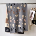 Dettaglio di sciarpa pashmina grigia con motivo gatto, frange e bordi a righe - Grigio