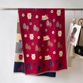 Dettaglio della sciarpa in finto cashmere con motivi a gatto e bordi a righe bordeaux - Rosso