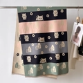 Dettaglio di una sciarpa in maglia a righe colorate con motivi jacquard di gatti e fiori - Rosa nero