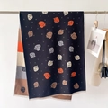Dettaglio di calda sciarpa in maglia con stampa fragola e nappe per donna - Nero (GSJ-337)