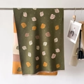 Dettaglio di sciarpa calda con stampa a fragola, frange morbide e tessuto effetto cashmere - Verde (GSJ-337)