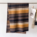 Dettaglio di sciarpa a righe simil-cashmere con frange e trama a motivo geometrico - Giallo e Nero