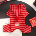 Gestreifter Haustier-Jumpsuit im britischen Stil mit Sweet Bear Patch und Bommelkapuze - XS / Rotweiß Gestreift (558A)