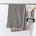 Detailansicht der Jacquard-Blumenstruktur und Fransen des Schals am Kleiderbügel - Grau (GSJ-313)