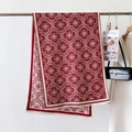 Detail eines roten und cremefarbenen Jacquard-Schals mit feinen Fransen und weicher Textur - Rot (GSJ-313)