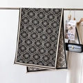Detailansicht der dicken Textur und Fransen des floralen Quasten-Schal-Capes - Schwarz (GSJ-313)