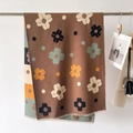Dettaglio della sciarpa autunno-inverno con motivi floreali vintage e frange sulle estremità - 66*186cm / Cachi