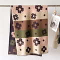 Dettaglio della sciarpa floreale multicolore con design patchwork e frange sottili - 66*186cm / Beige Caffè