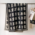 Dettaglio del motivo jacquard a gatto e frange sulla spessa sciarpa in cashmere - Nero