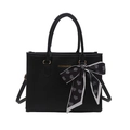 Borsa tote nera goffrata classica con foulard in seta a cuori e dettagli dorati - Nero