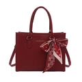 Borsa tote minimalista rosso scuro con scritta dorata e accessorio foulard in seta decorativo - Rosso