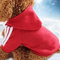 Sweat à capuche rouge pour petits chiens avec trois bandes blanches sur les manches - S / Rouge